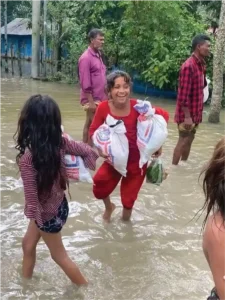 বাতিঘর ফাউন্ডেশনের উদ্যোগে বন্যাকবলিত এলাকায় উপহার সামগ্রী বিতরণ