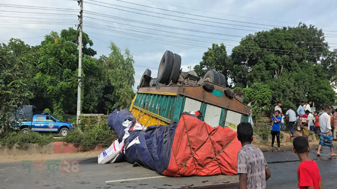 dhaka-truck-durghotona-baisikel