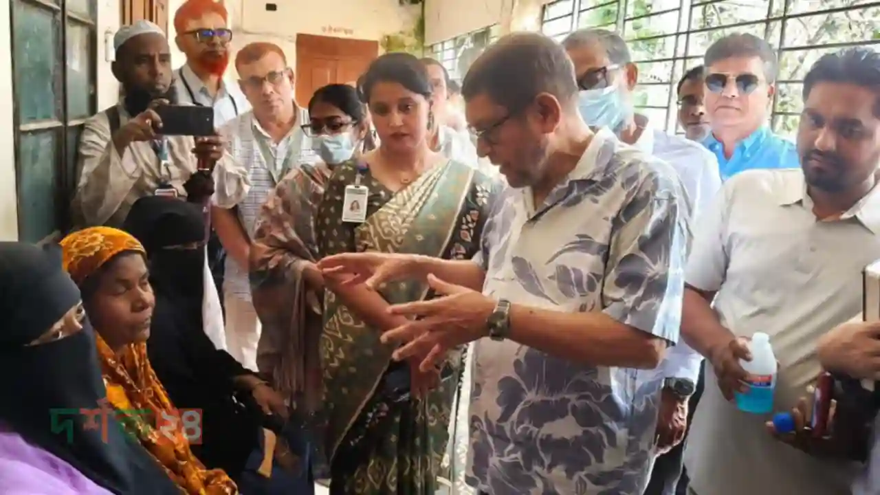 সরকারি হাসপাতালের সামনে ক্লিনিক